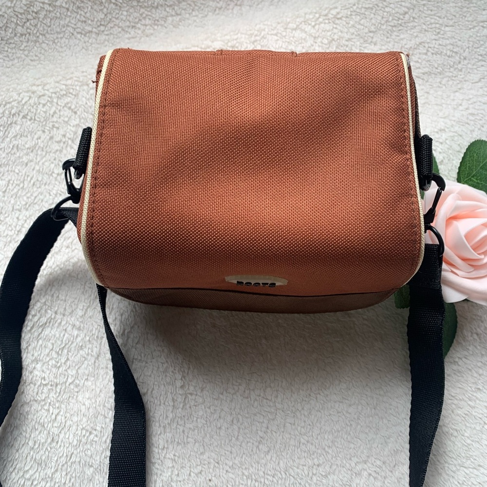 NWOT Roots mini camera bag - Picture 2 of 12